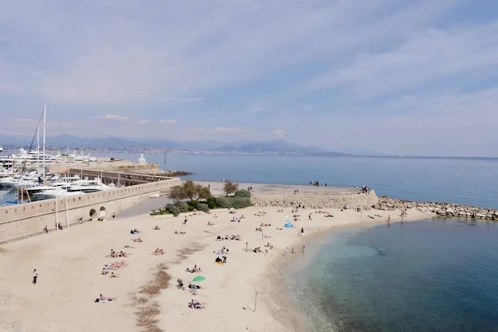 Apartment Bord De Mer - Ac, Wifi, Chic, Sea View, Beach 2 Minutes Walk Antibes